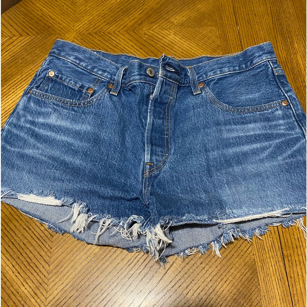 Women’s Levi’s 501 Cut-off Denim Medium wash Shorts Size 32